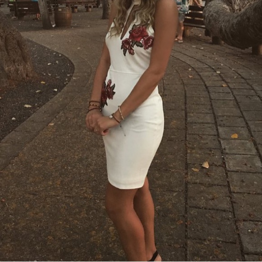 Forever21 White dress with embroidered roses 🌹